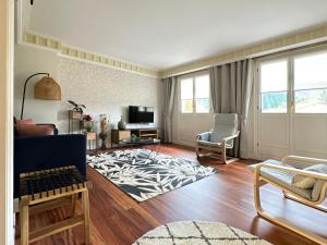 a living room with a couch and a tv at Apartamento Axpelarru in Ochandiano