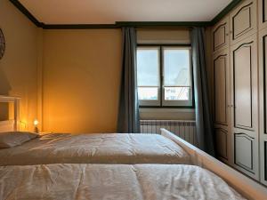 Łóżko lub łóżka w pokoju w obiekcie Apartamento Axpelarru