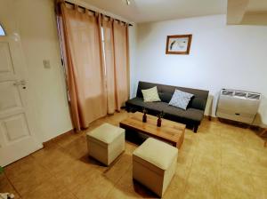 - un salon avec un canapé noir et une table dans l'établissement Centro RG, à Río Gallegos