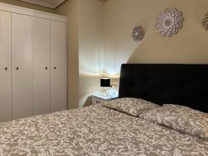 Łóżko lub łóżka w pokoju w obiekcie Apartamento Axpelarru