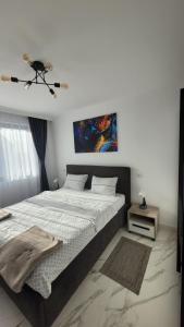een slaapkamer met een groot bed en een plafondventilator bij Magic Mirror in Satu Mare