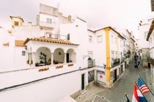 vistas a una calle con edificios blancos en D'Iberica Alojamento en Évora