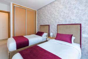 Kama o mga kama sa kuwarto sa Luxury one bedroom apartment Tangier