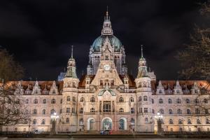 een gebouw met een klokkentoren erop bij SOFI-LIVING-APARTMENTS in Hannover