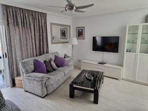 un soggiorno con divano e tavolino da caffè di The Palms Golf del Sur a San Miguel de Abona
