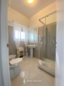 リド・ディ・オスティアにあるAppartamento Skylineのバスルーム(シャワー、トイレ、シンク付)