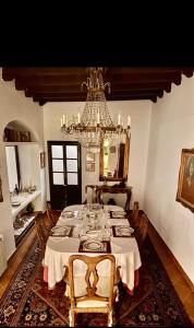 una sala da pranzo con tavolo e lampadario pendente di Casa Antigua - Terraza con Vistas al Mar a Medina Sidonia
