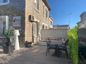 a patio with a table and chairs and a couch at LA DI MARIA in Narbonne