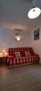 a living room with a red couch in a room at Combe Blanche 1217 in Manigod