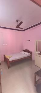 - une chambre avec un lit et un plafond dans l'établissement Hotel Greenvalley Residency, à Punalūr