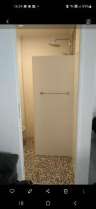 Una puerta blanca en una habitación con baño. en Marina 4 en Mar del Plata