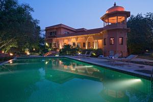 una casa con piscina di fronte a un edificio di Srinivas The Royal Residence, Jaipur a Jaipur