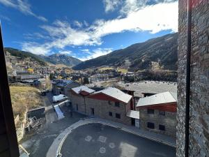 a view of a town with mountains in the background at Apartament Narcis 2.5 - 5p - Ransol - Zona Grandvalira in El Tarter