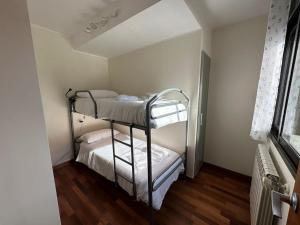 a small room with two bunk beds in it at Apartament Narcis 2.5 - 5p - Ransol - Zona Grandvalira in El Tarter