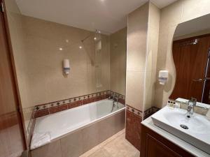 a bathroom with a bath tub and a sink at Apartament Narcis 2.5 - 5p - Ransol - Zona Grandvalira in El Tarter