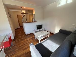 uma sala de estar com um sofá e uma mesa em Apartament Narcis 2.5 - 5p - Ransol - Zona Grandvalira em El Tarter