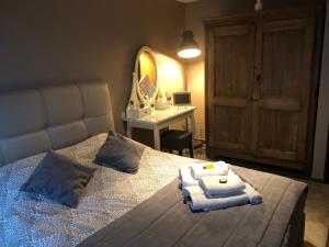 1 dormitorio con 1 cama con toallas en O’Berges D’Astacus en Beloeil