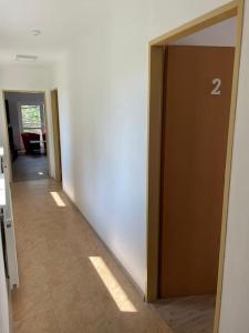 einen Flur mit einer Tür mit der Nummer zwei drauf in der Unterkunft Apartmán KATARINA v Penzióne pod Smrekom in Martin