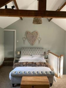 um quarto com uma cama com um coração na parede em The Annex: 2 bedroom cottage, countryside, peaceful getaway with garden em Easingwold