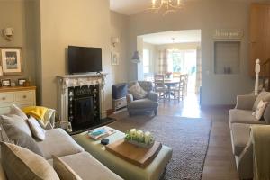 Un televizor și/sau centru de divertisment la The Annex: 2 bedroom cottage, countryside, peaceful getaway with garden