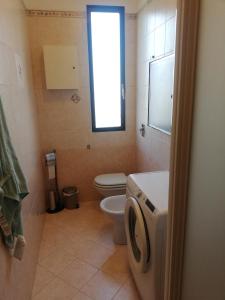 uma pequena casa de banho com um WC e uma janela em Panorama em Milão