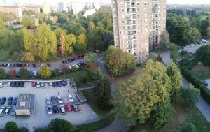 uma vista aérea de um parque de estacionamento com carros em Panorama em Milão