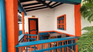 a balcony of a house with a table and chairs at Hotel Dulce Campestre in Jardin