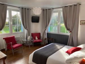 1 dormitorio con 1 cama, 2 sillas y mesa en L'Araucaria - chambres d'hôtes et gîte en Ploërdut