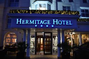 um hotel com uma placa que lê o Hotel Hermitage em The Hermitage Hotel - OCEANA COLLECTION em Bournemouth