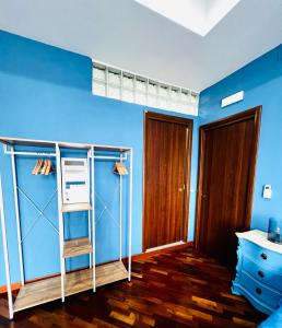 een slaapkamer met blauwe muren en een stapelbed bij RaRoom Colors in Portici