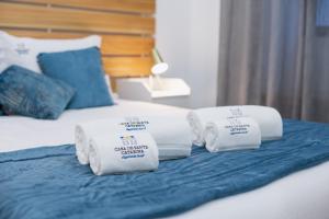 eine Gruppe von drei Handtüchern, die auf einem Bett liegen in der Unterkunft Casa de Santa Catarina - Ponta Delgada in Ponta Delgada + 29 Fotos
