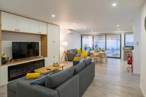 ein Wohnzimmer mit Sofa und Fernseher in der Unterkunft Casa de Santa Catarina - Ponta Delgada in Ponta Delgada