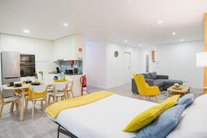 ein Schlafzimmer mit einem Bett, eine Küche und ein Wohnzimmer in der Unterkunft Casa de Santa Catarina - Ponta Delgada in Ponta Delgada