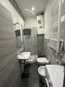 een kleine badkamer met 2 toiletten en een douche bij Sosy in Rome