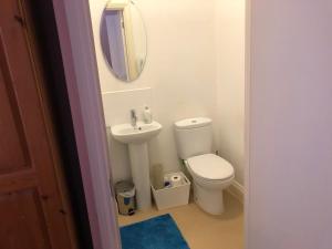 uma casa de banho com um WC branco e um espelho. em 287 Green Lanes em Londres