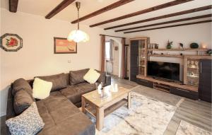 a living room with a couch and a tv at 2 Bedroom Beautiful Apartment In Arrach in Arrach