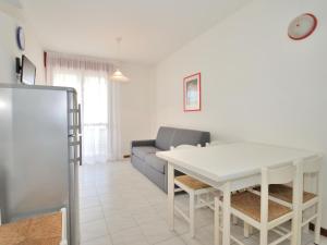 un soggiorno con tavolo bianco e divano di Modern two-room apartment Condominio Nautilus Bibione a Bibione