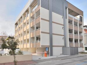 un condominio in una strada di città di Modern two-room apartment Condominio Nautilus Bibione a Bibione