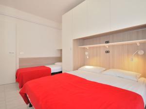 A bed or beds in a room at Modern two-room apartment Condominio Nautilus Bibione