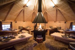 een restaurant met tafels en een fornuis in een kamer bij PRIVÀ Alpine Lodge in Lenzerheide