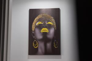 una foto di un viso con un copricapo d'oro di B&B Chiaro di Luna a Barletta