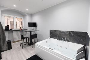 TV a/nebo společenská místnost v ubytování B&B Chiaro di Luna