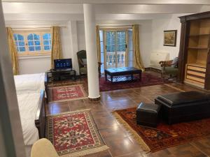 Al Fardous Luxury Vacation Home في كينج مريوط: غرفة نوم مع سرير وغرفة معيشة