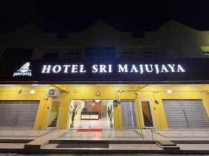 a hotel sign on the front of a building at Hotel Sri Maju Jaya in Kota Bharu
