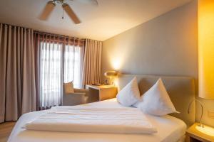 Letto o letti in una camera di Sonne Seehotel