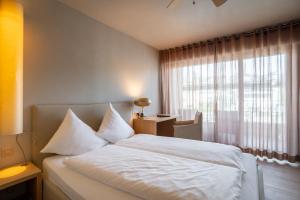 Letto o letti in una camera di Sonne Seehotel