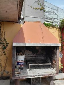 un horno de pizza al aire libre con toldo en Casa Acantilados Mar del Plata en Mar del Plata