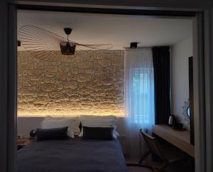 um quarto com uma cama com uma parede em ST. CLARA OLD TOWN em Sibenik