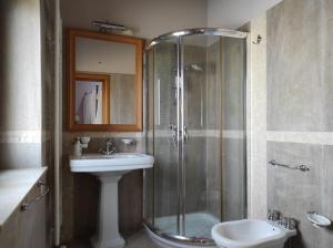 bagno con doccia, lavandino e servizi igienici di Casale Pennisi a Mineo