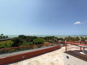 vistas al océano desde el balcón de un edificio en Victory Flat Tambaú BR, en João Pessoa